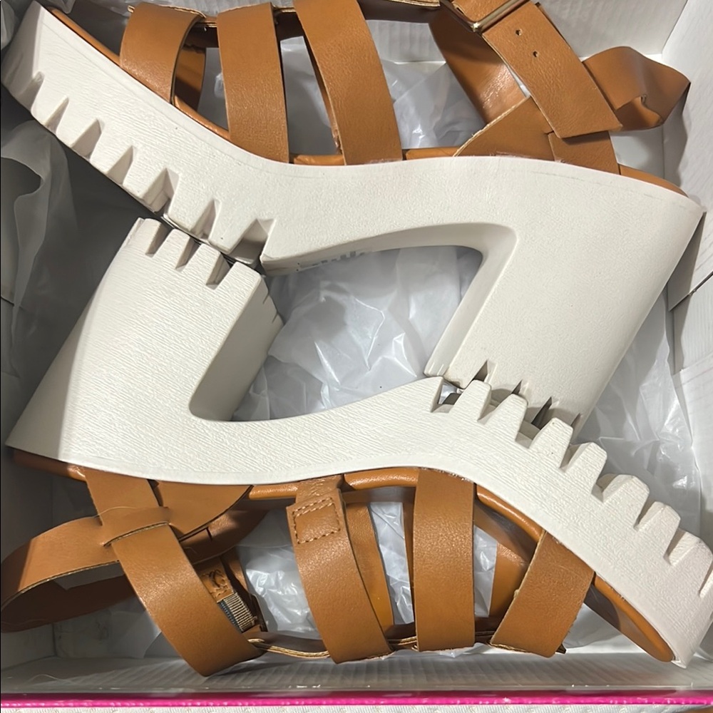 Elegant Tan and White Platform Sandals